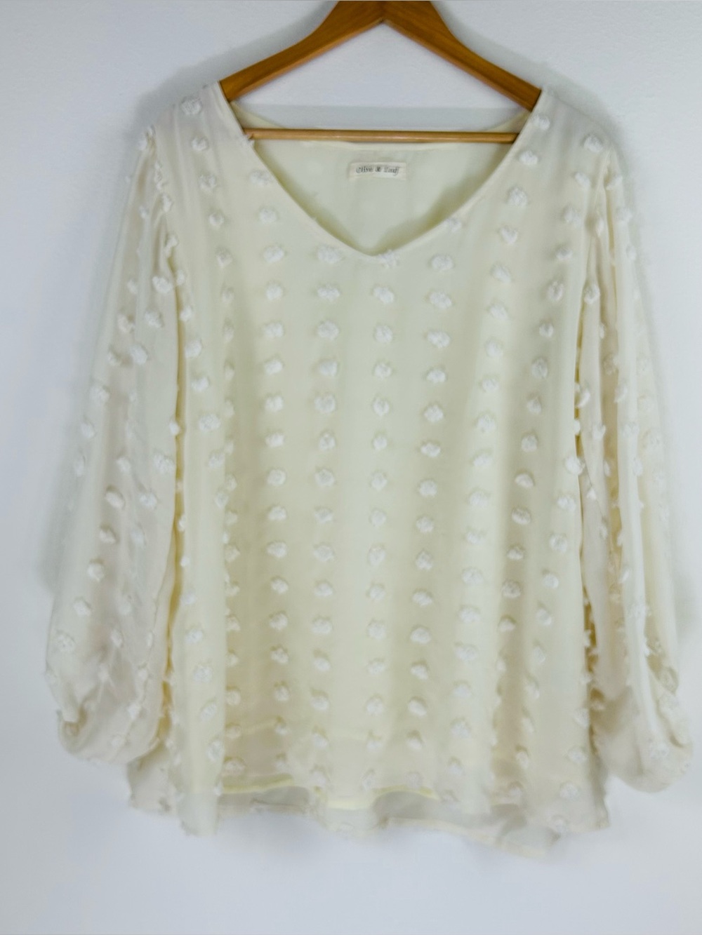Olive & Leaf Women’s Lightweight V-neck Blouse Size M
